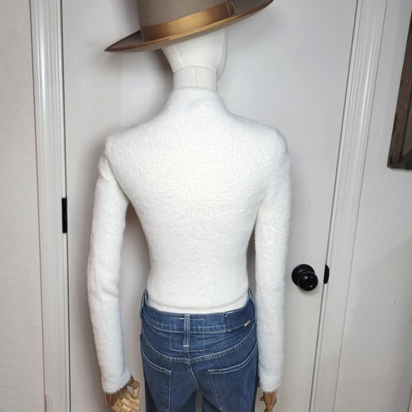 Aritzia Babaton Kuma White Fluffy Sweater Size XS Minimalist Luxe Preppy Chic - Picture 5 of 9